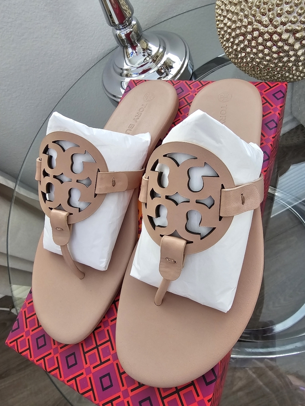 Tory Burch Miller Calf Leather Logo Thong Sandals in Light Sand. - Picture 2 of 8